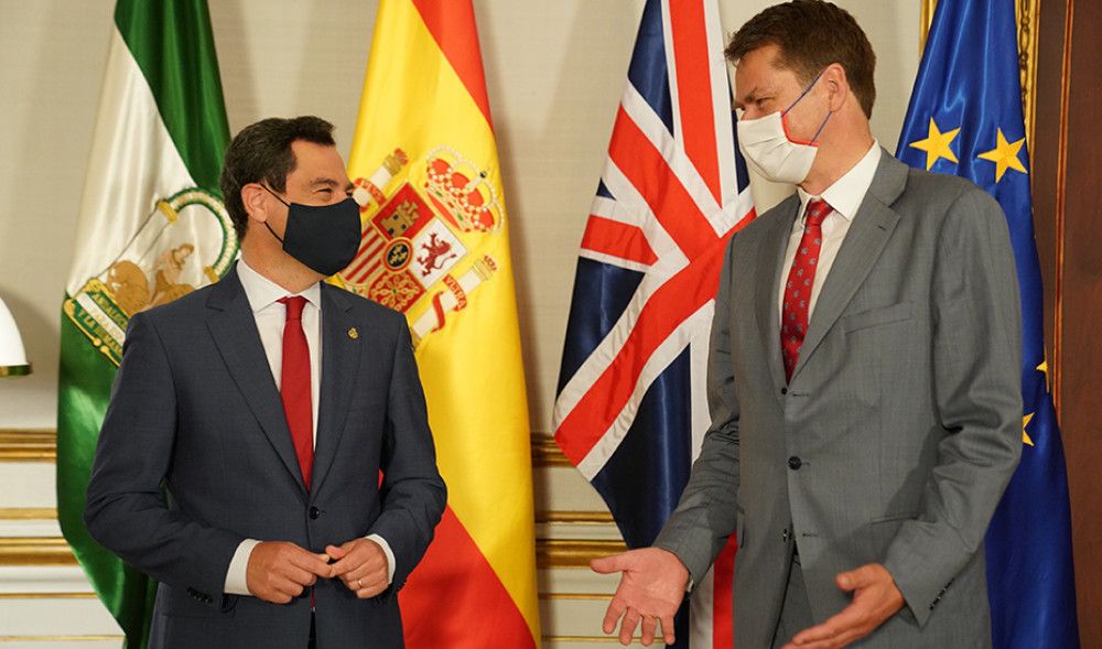 El presidente andaluz invita al embajador británico a trasladar la imagen de una Andalucía segura como destino turístico