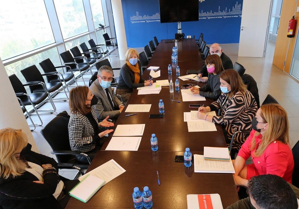 Junta, Diputación y Ayuntamiento se reúnen con la cónsul de Ucrania y las entidades para coordinar en Málaga la ayuda a los refugiados
