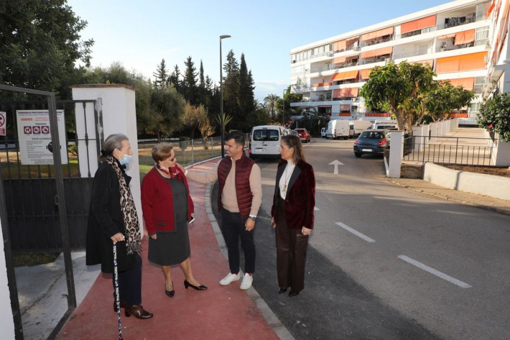 El Ayuntamiento termina los trabajos en la urbanización El Palomar con la creación de un nuevo acerado y la ordenación de las plazas de aparcamiento