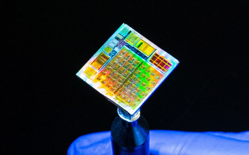 Crean un microchip híbrido con materiales 2D que podría utilizarse en redes neuronales para inteligencia artificial