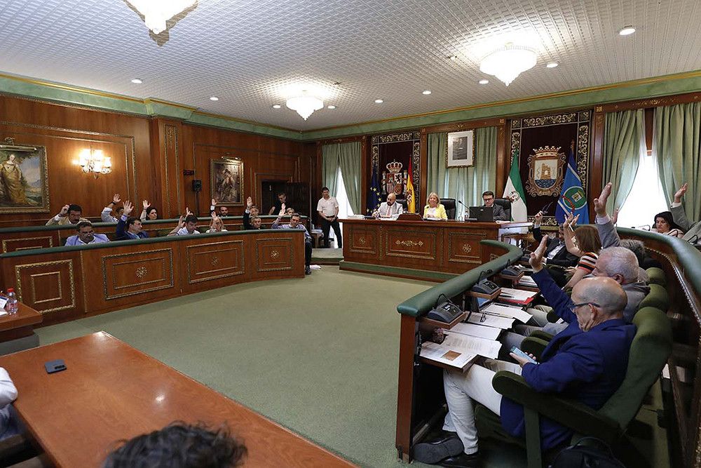 El Pleno reconoce a una veintena de vecinos con la concesión de los títulos de Ciudadanos Honorarios y la asignación de calles del municipio