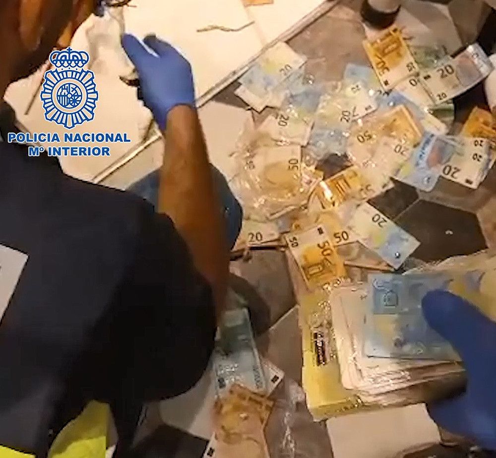 La Policía Nacional desarticula en Puerto Banús una casa de citas donde se explotaba sexualmente a mujeres captadas con falsas ofertas laborales