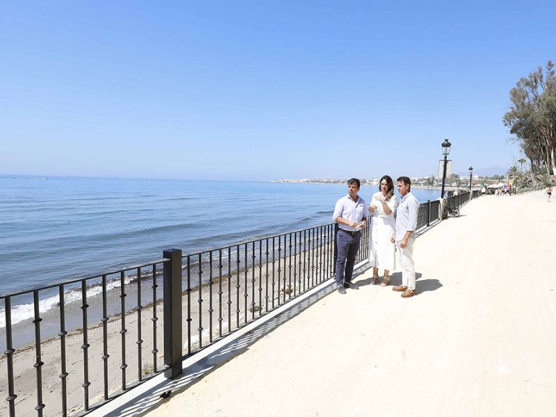 El Ayuntamiento culmina la sustitución de 2,5 kilómetros de barandillas del Paseo Marítimo entre la playa del Ancón y el Hotel Meliá Don Pepe