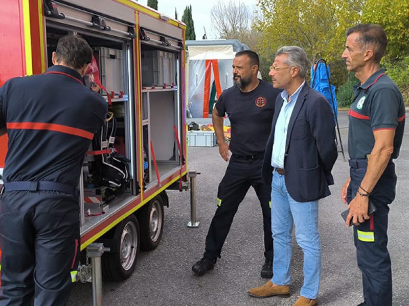 El Cuerpo de Bomberos de Marbella suma a su flota un nuevo remolque especializado que le facilitará su labor en intervenciones con sustancias peligrosas