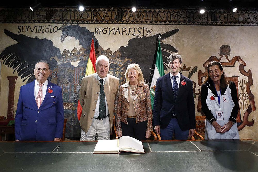 La alcaldesa recibe en el Ayuntamiento al exministro de Asuntos Exteriores, José Manuel García-Margallo