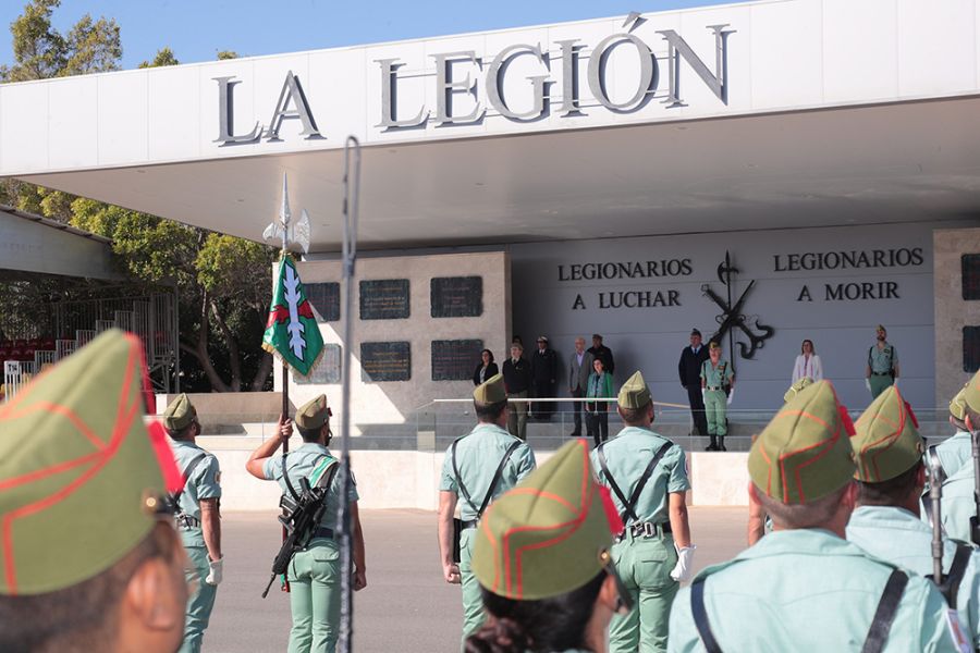 La ministra de Defensa visita en Viator a la brigada de La Legión que desplegará en noviembre misiones en Irak y Líbano