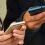 <p style="text-align: justify;">Propensos siempre a la sobreactuación para alimentar el show mediático, ciudadanos norteamericanos han presentado una demanda conjunta ante un juez federal contra Meta, empresa propietaria de Instagram, Facebook y WathsApp, a la que acusan de convertir de forma deliberada a menores en "yonquis" de la redes sociales.</p>
 
<p style="text-align: justify;">Todas las televisiones se han hecho eco de otro proceso que suena a guion de Hollywood incluso antes de comenzar: mucho ruido, imágenes del poderoso y multimillonario Mark Zukerberg declarando ante el tribunal, tertulianos opinando a todas horas, decenas de reportajes especiales en televisión y prensa para, finalmente, terminar en nada. Al menos en nada que ponga fin a un problema que existe, que se va a agravar y del que los principales responsables no son los propietarios de las redes sociales sino los padres y tutores de todos esos menores convertidos en adictos a unas herramientas tecnológicas diseñadas precisamente para crear adicción.</p>
<p style="text-align: justify;">Este es otro elefante en la habitación que la mayor parte de aquellos adultos que tienen menores a su cargo se niegan a ver. Personalmente me sorprende ver en la tele a las madres de los niños-adictos, concentradas ante el tribunal de Oklahoma tras una pancarta clamando justicia para sus hijos, como si Zuckerberg o Elon Musk les hubieran regalado el móvil y permitido pasarse horas y horas en casa absortos ante las pantallitas.</p>
<p style="text-align: justify;">Resulta obvio que las redes sociales son perjudiciales, y no solo para los menores, porque "enganchan" con tanta eficacia como cualquier psicotrópico, pero no son esas corporaciones las que entregan a críos de poco más de diez años la jeringuilla con la que se chutan. Los primeros y principales, que no únicos, culpables son los padres, los mismos a los que no se les ocurriría entregarle a sus hijos un arma y darles total libertad para utilizarla. Meta o X solo les venden la munición.</p>
<p style="text-align: justify;">Es cierto que las redes sociales están diseñadas para lo que llaman el "scroll infinito", para cargar en tu móvil contenido tras contenido sin fin. Su creador en 2006, Aza Raskin, lo definió como "cocaína conductual".</p>
<p style="text-align: justify;">El lado positivo es que "solo" hemos tardado 20 años en empezar a darnos cuenta de que estamos convirtiendo a nuestros jóvenes en "colgados". De eso tampoco son Zuckerberg y Musk los principales responsables.</p>
<p style="text-align: justify;">Hablo desde la distancia en la que me sitúa el no haber sido padre, pero precisamente lo decidí así siendo muy joven por dos razones. La primera es porque no me consideraba capacitado para asumir esa responsabilidad y, la segunda, porque no quería hacerlo a costa de renunciar a mi forma de vida.</p>
<p style="text-align: justify;">Sin duda una decisión egoísta por mi parte que impidió que le jodiera la vida a los hijos que no tuve comprándoles un móvil durante su adolescencia para evitar los constantes y agotadores conflictos que supone hoy negarle algo a un niño.</p>
<p style="text-align: justify;">Educar a un menor es siempre una labor titánica que no admite paréntesis, no hay treguas ni "pausas de hidratación", no admite el cansancio ni un momento de debilidad que te lleve a entregarle al niño una pistola para que se vuele la cabeza porque necesitas que deje un rato de dar el coñazo.</p>
<p style="text-align: justify;">Meta no es el mensaje que nadie quiere recibir, solo es el mensajero.</p>