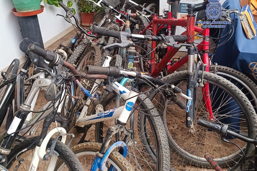 La Policía Nacional desarticula dos centros de receptación de efectos robados en La Palmilla (Málaga) y expone los objetos recuperados para localizar a los legítimos propietarios