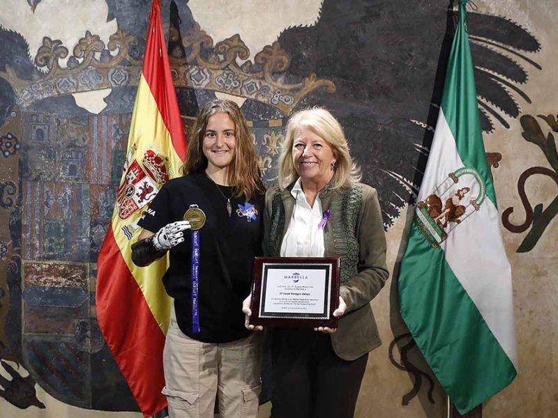 La alcaldesa recibe a Sarah Almagro tras proclamarse campeona mundial de parasurfing