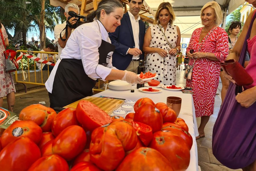 La Diputación subraya el valor del tomate huevo de toro del Guadalhorce para el sector agroalimentario de la provincia