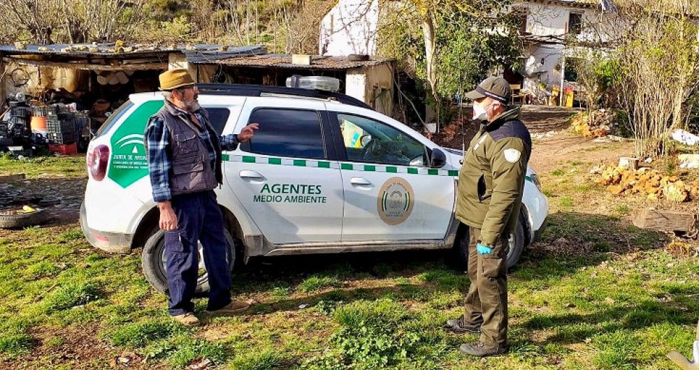 Agentes de Medio Ambiente atienden durante el confinamiento a personas aisladas en el campo