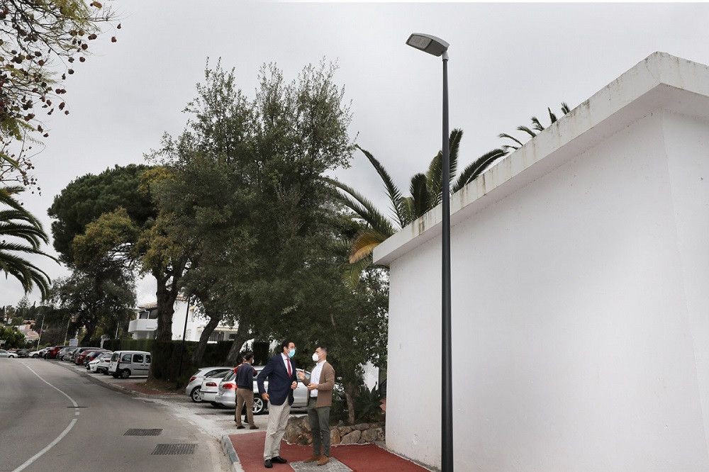Termina la instalación de alumbrado en la calle Alcornoque de Las Chapas