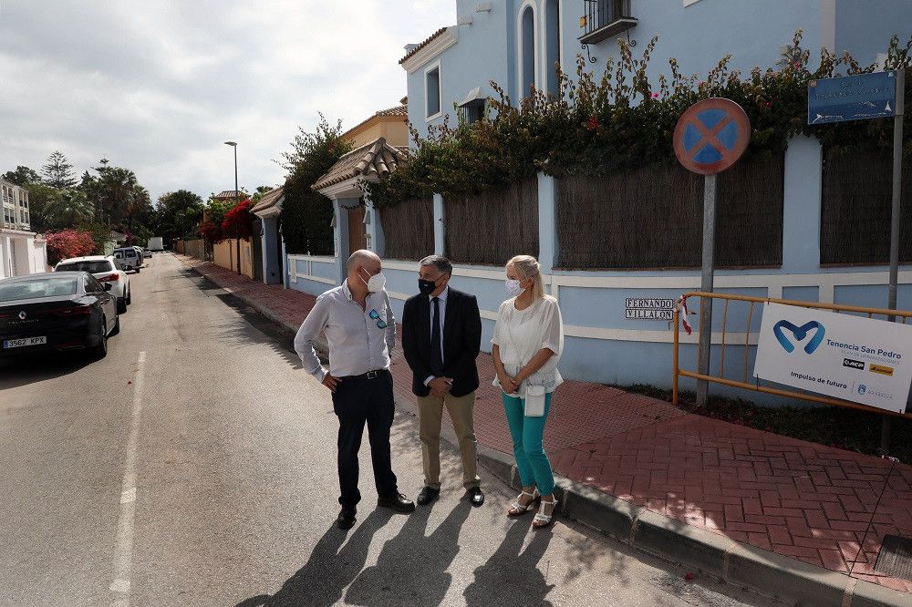 Terminan los trabajos de renovación del acerado en la calle Fernando Villalón de San Pedro Alcántara