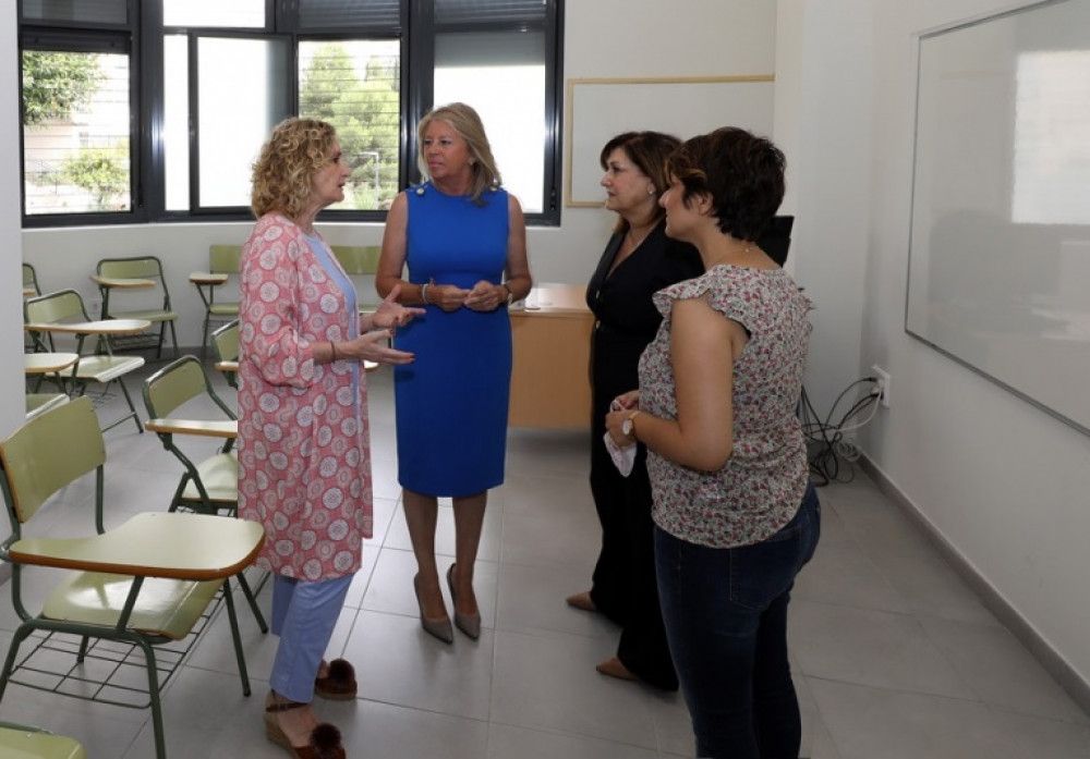La alcaldesa agradece a Nuria Cabrera “la magnífica labor” desarrollada al frente de la Escuela Oficial de Idiomas de Marbella