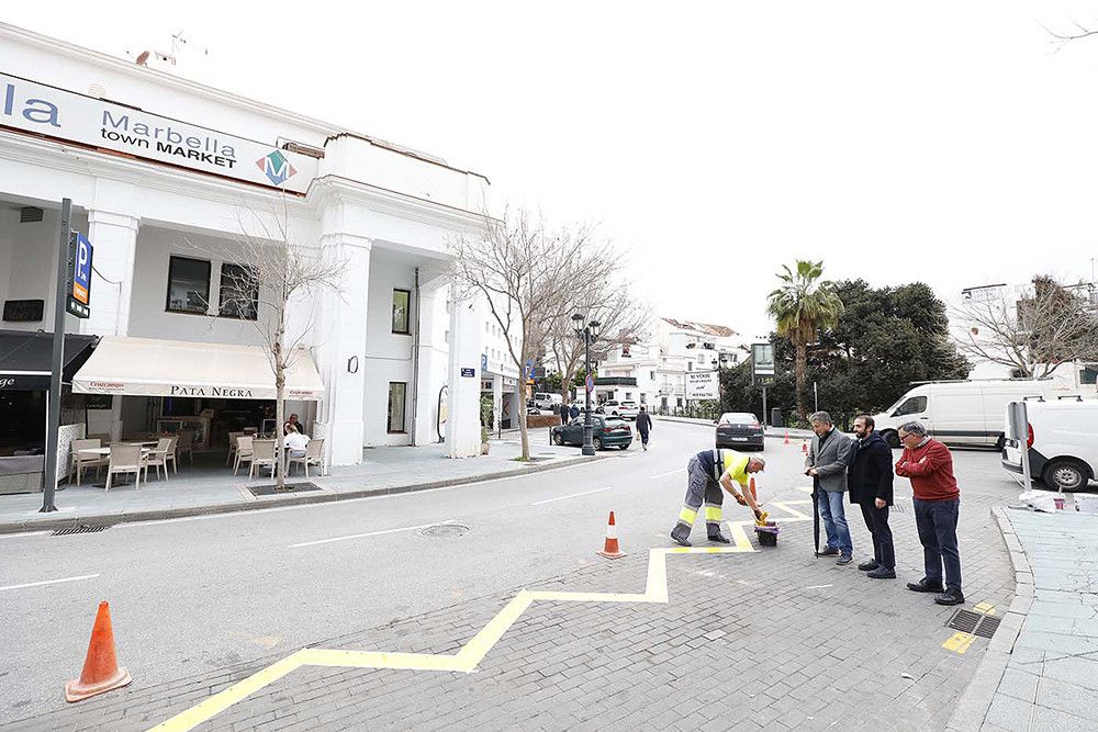 El Ayuntamiento inicia un plan especial de repintado de 300 paradas de autobús en el municipio