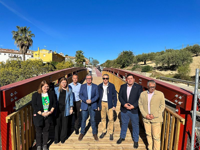 La Diputación financia con 172.000 euros un tramo de carril bici y de paseo peatonal con una pasarela de madera en La Viñuela