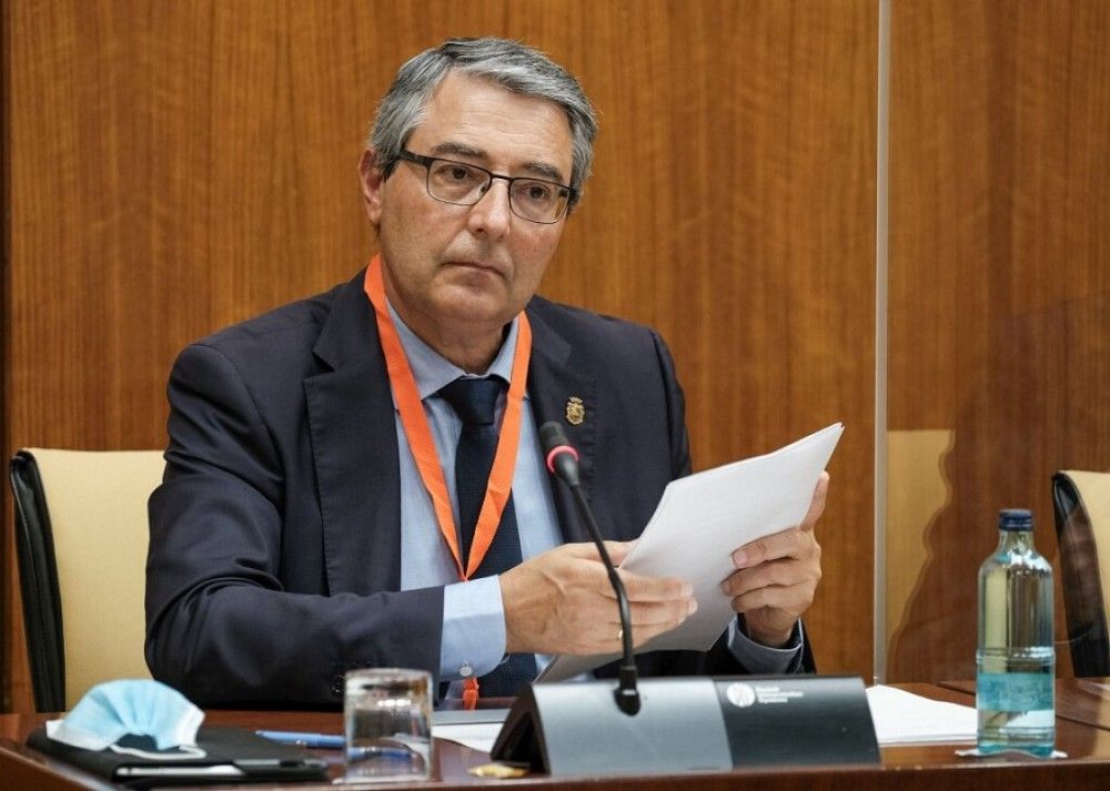 El presidente de la Diputación defiende en el Parlamento andaluz el refuerzo de la autonomía local para afrontar la crisis económica y social