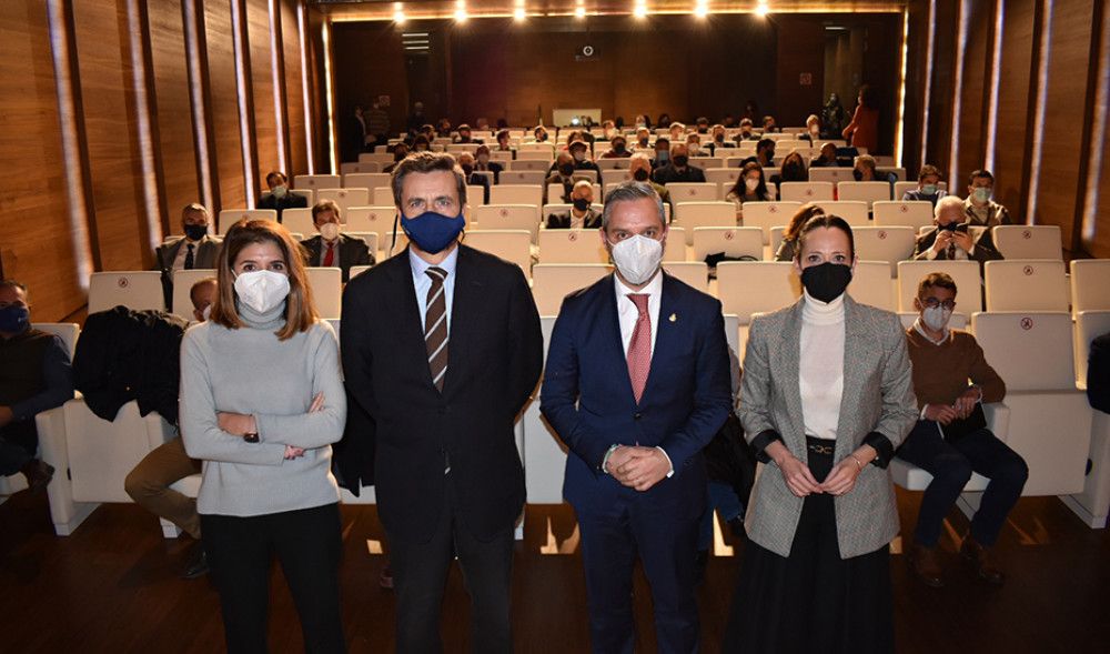 El consejero de Hacienda presenta el Fondo de Desarrollo Urbano a alcaldes y empresarios de Jaén