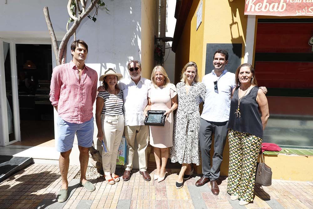 El Ayuntamiento rinde homenaje a la trayectoria profesional y personal de la psicóloga Lola Giner, con una placa en su recuerdo en un pasaje del centro “muy vinculado a su historia con Marbella”