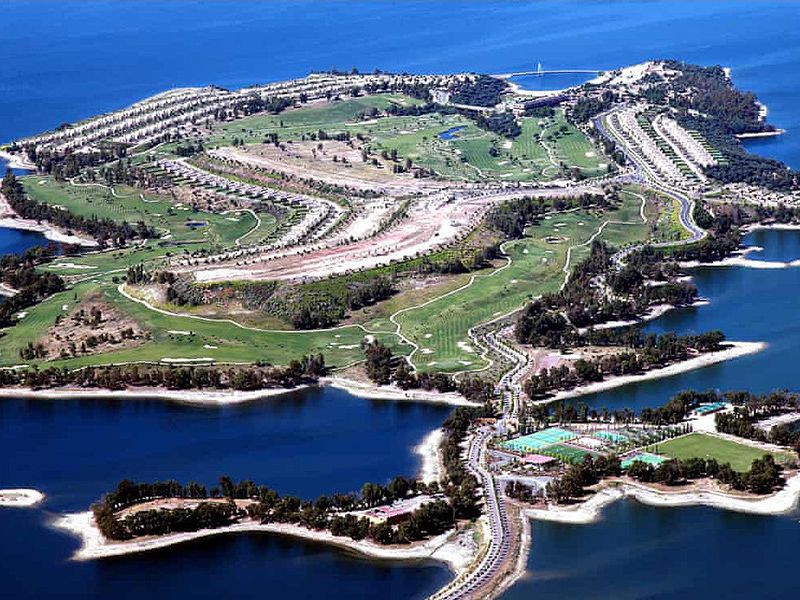 El Pleno del Tribunal Constitucional suspende el derribo de las instalaciones ya construidas del complejo "Isla de Valdecañas"