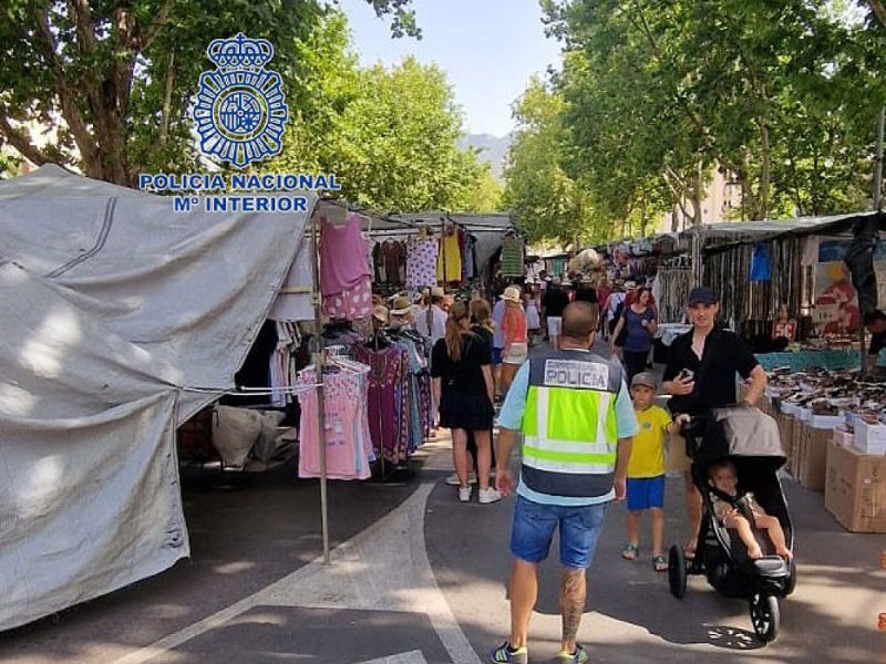 La Policía Nacional interviene más de 2.700 efectos falsificados en Marbella en una operación con una veintena de detenidos por un delito contra la propiedad industrial
