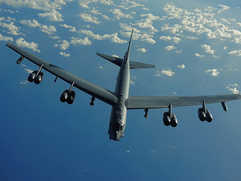 Un caza chino J-11 intercepta un bombardero estadounidense estratégico