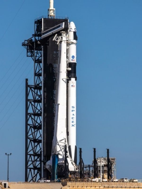 La nave de una empresa privada llevará esta noche a dos astronautas americanos a la Estación Espacial Internacional