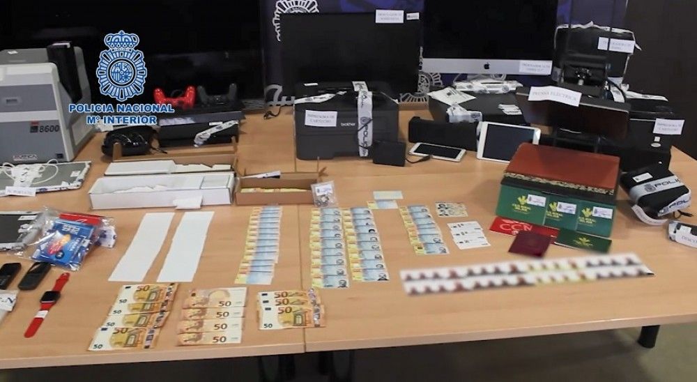 Detenido en Granada un experto falsificador que utilizaba hasta 44 identidades falsas para cometer estafas en centros comerciales