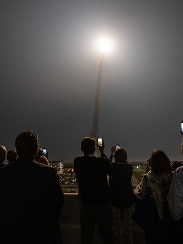 La nave espacial Orión viaja rumbo a la Luna
