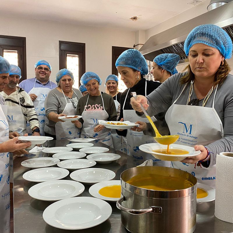 Veinticinco vecinos de Benadalid aprenden sobre gastronomía social y saludable gracias a la Diputación de Málaga