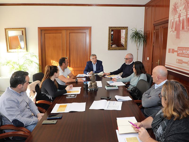 El Ayuntamiento mantiene una reunión con los colegios de San Pedro Alcántara para tratar cuestiones de interés para la comunidad educativa