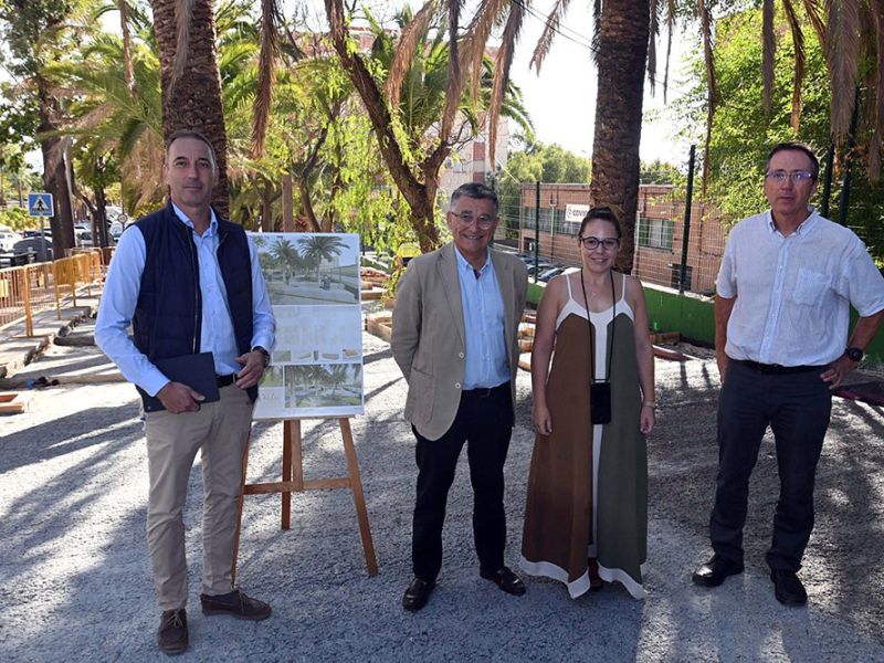 El Ayuntamiento revitaliza con un circuito peatonal y áreas de estancia más de 500 metros cuadrados de zonas verdes junto al CEIP Al-Ándalus de San Pedro Alcántara