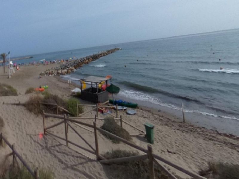 Muere un bañista en la playa de Cabopino de Marbella