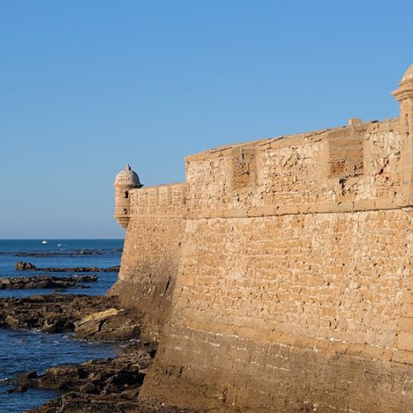 El Gobierno aprueba las obras de emergencia para reparar tramos de la muralla del Castillo de San Sebastián, en Cádiz