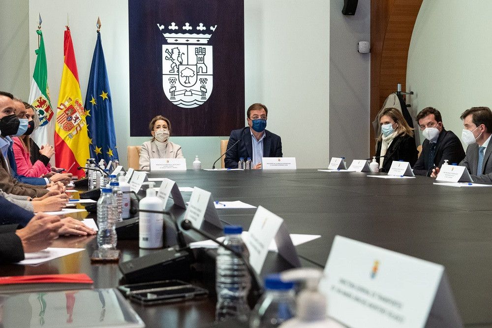 La ministra de Transportes señala que el primer hito de la alta velocidad entre Plasencia y Badajoz será una realidad antes del próximo verano, con reducción de tiempos de casi 50 minutos