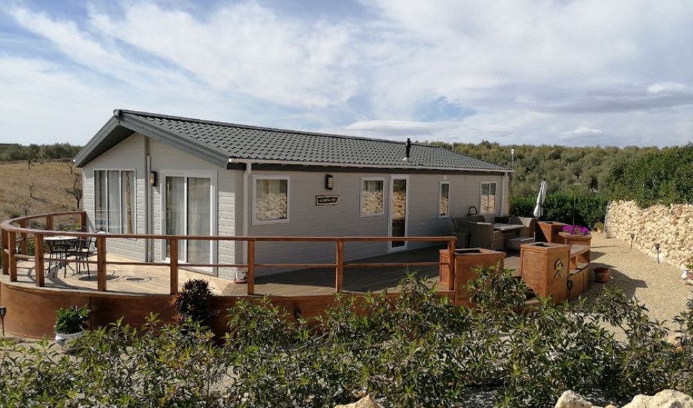 La Junta desmantela casas prefabricadas de lujo vendidas a extranjeros en un camping de Sorbas