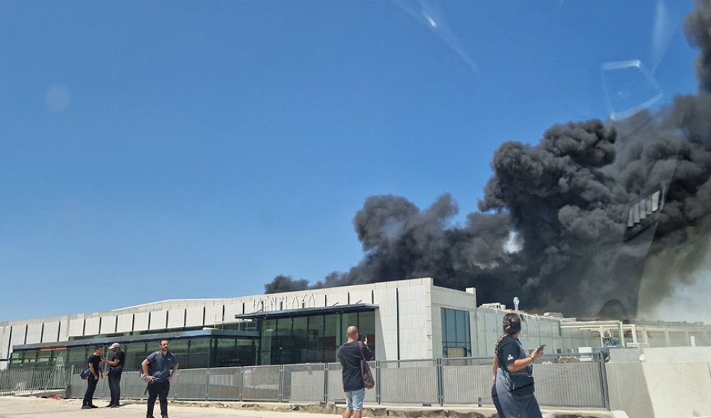 Controlado el incendio declarado en un centro comercial en Jaén