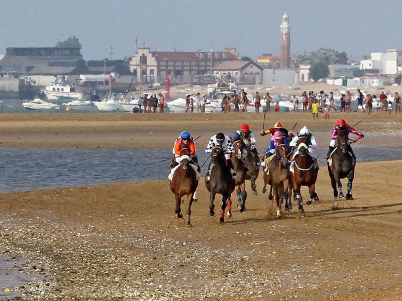 La Capitanía Marítima de Sevilla prohíbe el uso de motos náuticas durante las carreras de caballos en las playas de Sanlúcar de Barrameda, en Cádiz