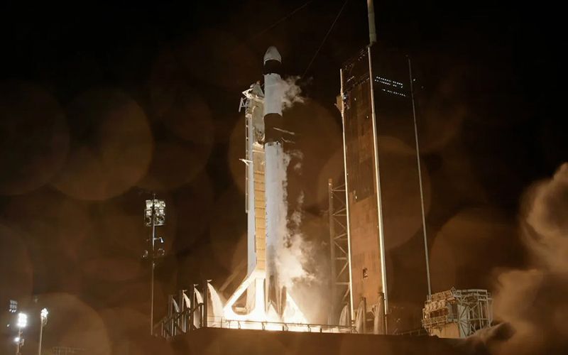 La nave de reabastecimiento Dragon se dirige hacia la Estación Espacial con nuevo hardware y software para realizar diferentes experimentos