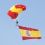 <p style="text-align: justify;">Los Reyes, junto a la princesa de Asturias y la infanta Sofía, han presidido el acto solemne de homenaje a la Bandera Nacional y el desfile militar que se ha celebrado en la Plaza de Cánovas del Castillo. Posteriormente, los reyes ofrecieron en el Palacio Real de Madrid la tradicional recepción conmemorativa del Día de la Fiesta Nacional.</p>
 
<p style="text-align: justify;">La Casa Real informa de que d​on Felipe y doña Letizia, junto a la princesa de Asturias y la infanta Sofía, presidieron como cada año el acto solemne de homenaje a la Bandera Nacional y el desfile militar que en esta ocasión tuvo lugar en la madrileña Plaza de Cánovas del Castillo.</p>
<p style="text-align: justify;">Tras su llegada, fueron recibidos por el presidente del Gobierno, Pedro Sánchez Pérez-Castejón; la ministra de Defensa, Margarita Robles, la presidenta de la Comunidad de Madrid, Isabel Díaz Ayuso; el alcalde de Madrid, José Luis Martínez-Almeida, y el jefe de Estado Mayor de la Defensa, almirante Teodoro Esteban López Calderón, junto con las principales autoridades del Estado, así como por miembros del Gobierno, presidentes de Comunidades Autónomas presentes en el acto y autoridades de los Ministerios de Defensa e Interior.&nbsp;</p>
<p style="text-align: justify;">Los reyes y sus hijas recibieron honores de ordenanza a cargo de un batallón de la Guardia Real, y Su Majestad el Rey, acompañado por el jefe de Estado Mayor de la Defensa, el jefe del Cuarto Militar y el jefe de la Agrupación de Honores, pasó revista a la formación.</p>
<p style="text-align: justify;">A continuación, Sus Majestades los Reyes y Sus Altezas Reales fueron saludados por las altas autoridades del Estado, miembros del Gobierno, presidentes de Comunidades Autónomas y representantes de los ministerios de Defensa e Interior, antes de acceder a la Tribuna Real, desde donde presenciaron el desarrollo de los actos.</p>
<p style="text-align: justify;">La celebración comenzó con el izado de la Bandera Nacional. La Patrulla Acrobática de Paracaidismo del Ejército del Aire y del Espacio efectuó un lanzamiento portando una bandera idéntica a la que posteriormente fue izada. Tres guardias reales, representantes de los tres Ejércitos, junto con un guardia civil y un policía nacional del Servicio de Seguridad de la Casa de Su Majestad el Rey, trasladaron la Enseña Nacional, que fue izada a los acordes del Himno Nacional.</p>
<p style="text-align: justify;">Tras ello, tuvo lugar el homenaje a los que dieron su vida por España. Durante el acto, los guiones y porta coronas de las unidades participantes se situaron al pie de la plataforma mientras sonaban los acordes de “La muerte no es el final”. El rey y la princesa de Asturias, acompañados por el jefe del Cuarto Militar, se dirigieron a la plataforma para realizar la ofrenda de la corona de laurel. El capellán de la Guardia Real pronunció una oración y, tras el toque de oración, la Escuadrilla “Plus Ultra” efectuó una descarga de fusilería. El homenaje concluyó con el sobrevuelo de la formación “Mirlo”, compuesta por seis E-27 (Pilatus) del Ejército del Aire y del Espacio.</p>
<p style="text-align: justify;">Finalizado el homenaje, se celebró el desfile aéreo y terrestre, con la participación de unidades de los Ejércitos, la Armada, la Guardia Civil, la Unidad Militar de Emergencias, la Guardia Real, las Fuerzas y Cuerpos de Seguridad del Estado y diversos organismos de Seguridad, Protección Civil y Emergencias. El desfile concluyó con un nuevo sobrevuelo de la formación “Mirlo”, cerrando así la parada militar.</p>
<p style="text-align: justify;">​Una vez finalizados los actos, el rey recibió las novedades del jefe del Estado Mayor de la Defensa, tras lo cual Sus Majestades los Reyes y Sus Altezas Reales descendieron de la Tribuna Real y saludaron a los mandos participantes en el desfile</p>
<p style="text-align: justify;">Posteriormente, los reyes, junto a la princesa de Asturias y la infanta Doña Sofía, se dirigieron al Palacio Real de Madrid, donde tuvo lugar la tradicional recepción conmemorativa del Día de la Fiesta Nacional.</p>