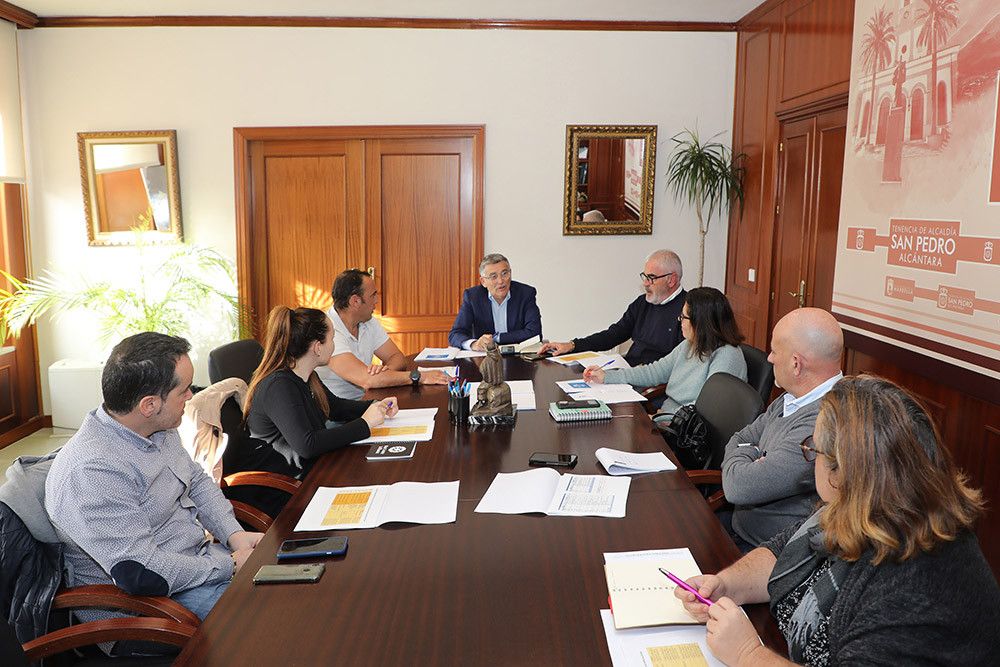 El Ayuntamiento mantiene una reunión con los colegios de San Pedro Alcántara para tratar cuestiones de interés para la comunidad educativa