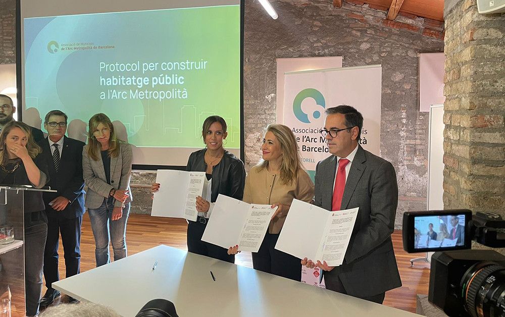 La ministra Raquel Sánchez firma un protocolo para construir 1.500 viviendas en alquiler asequible o social en los municipios del Arco Metropolitano de Barcelona