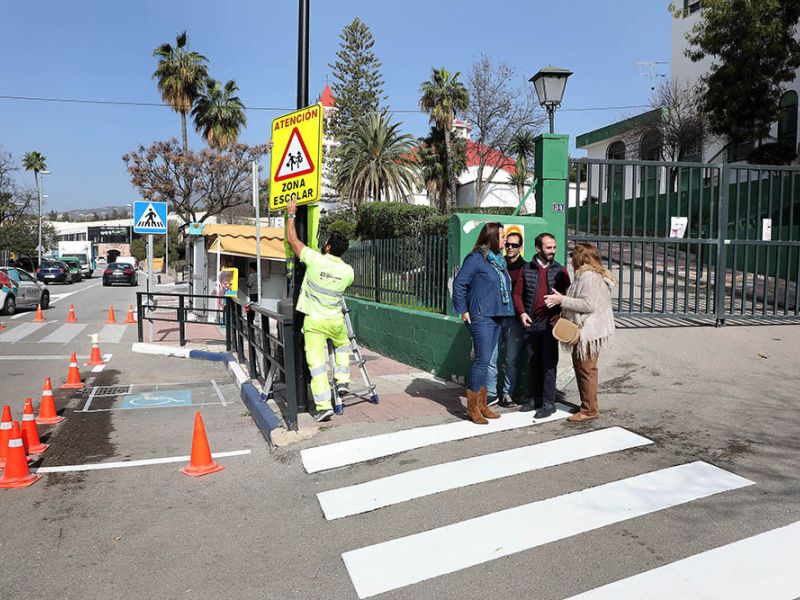 Tráfico mejora la seguridad vial en el entorno de los centros educativos de Nueva Andalucía dentro del Plan de señalización
