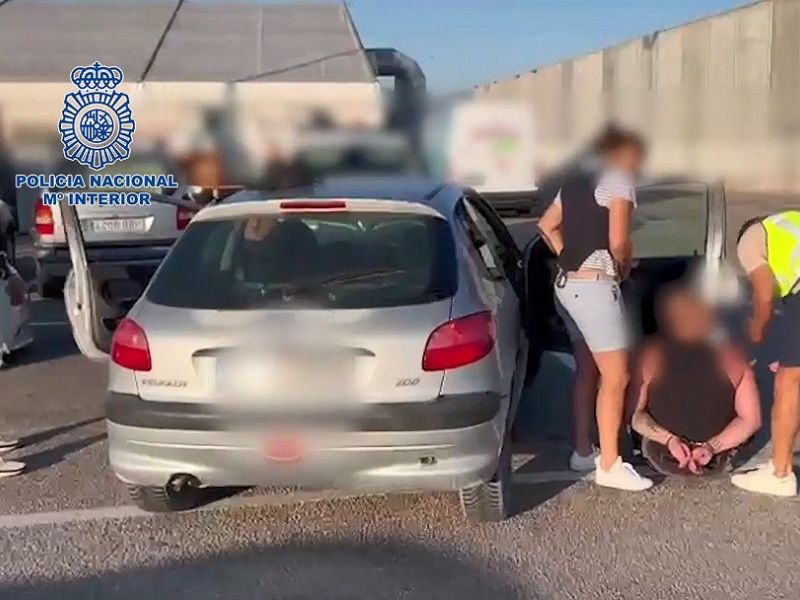 La Policía Nacional detiene en Alicante a un peligroso fugitivo buscado por torturar a dos personas