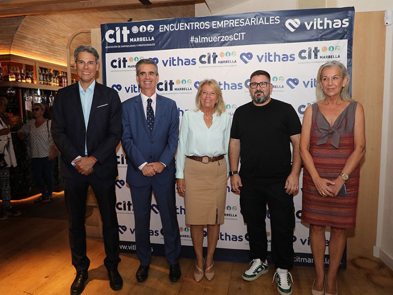 La alcaldesa destaca en el almuerzo de socios del CIT que Dani García "es uno de los mejores embajadores de la ciudad, aportando calidad y excelencia al sector gastronómico a nivel internacional"