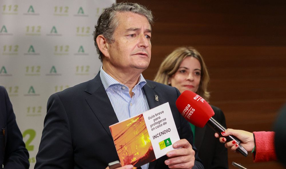 El consejero de Interior presenta una guía para prevenir y protegerse en caso de incendio