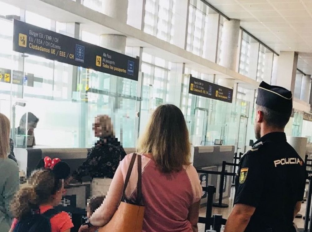 La Policía Nacional detiene a dos mujeres que se identificaron con documentación falsificada en un control de salida del aeropuerto