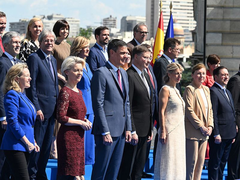El presidente del Gobierno recibe al Colegio de Comisarios en el primer gran acto de la presidencia española de la UE