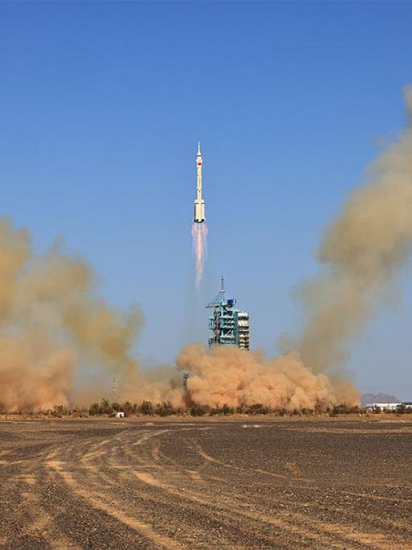 China lanza a los astronautas de la misión Shenzhou-17 hacia su estación espacial