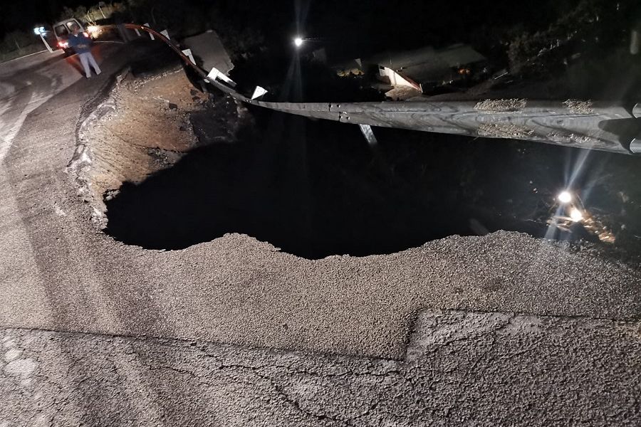 Un desprendimiento obliga a cortar la carretera entre El Borge y Almáchar